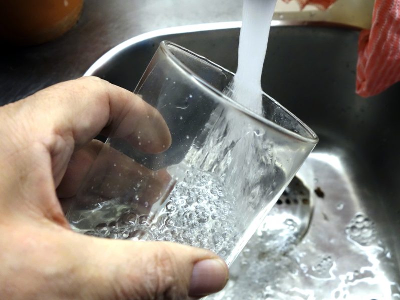 Med en avsaltningsanläggning kan du få färskt dricksvatten hemma med hjälp av omvänd osmos, eller RO